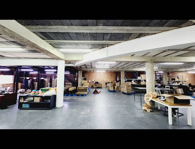 2,221M² SHOWROOM TO LET IN NORTH RIDING